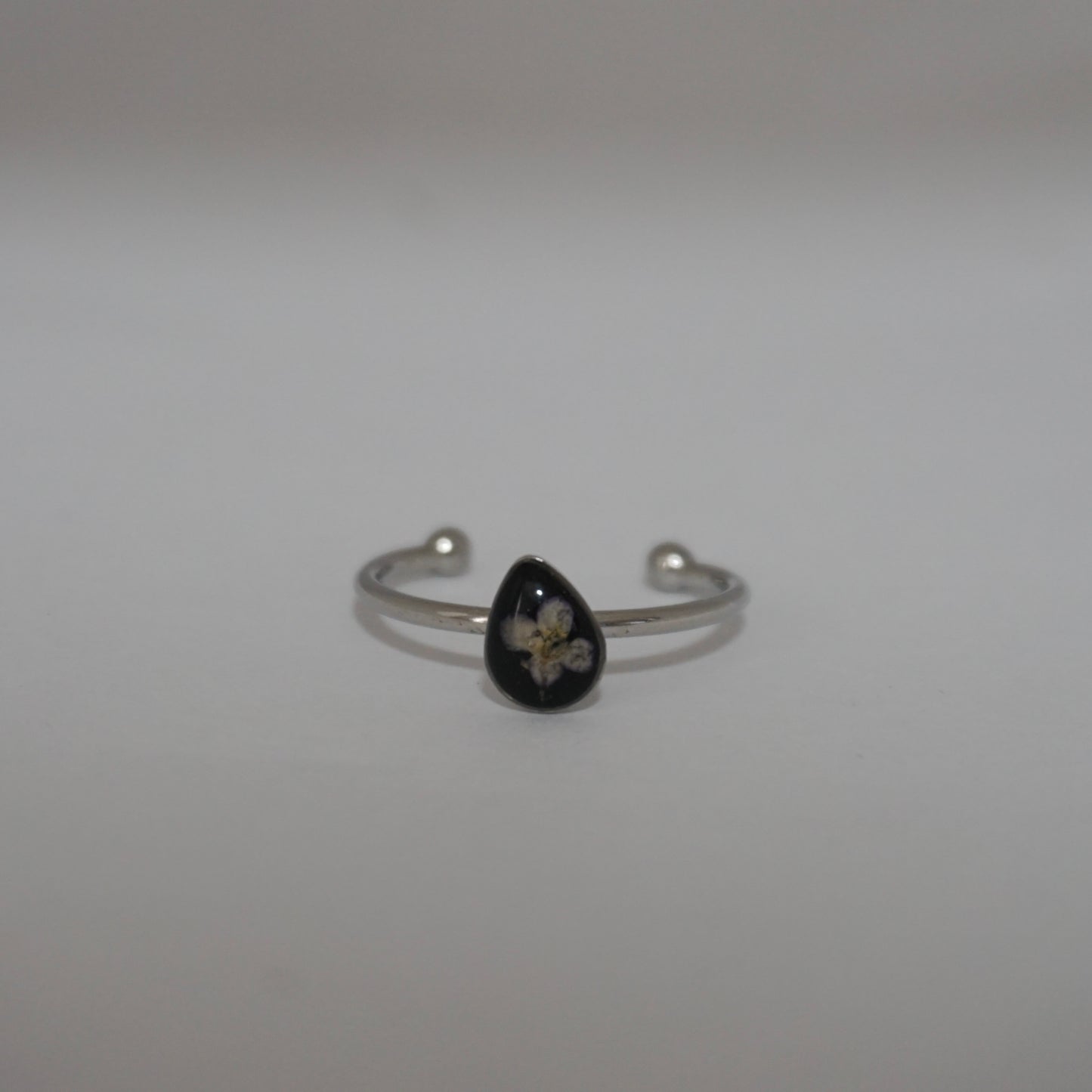 Anillo ajustable panalillo lila fondo negro