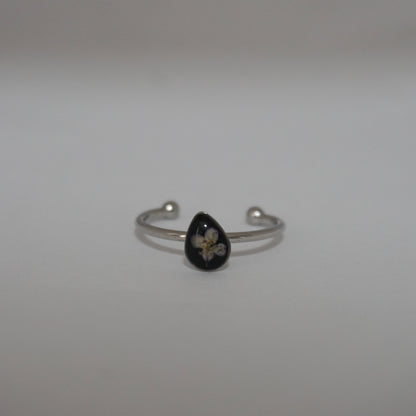 Anillo ajustable panalillo lila fondo negro