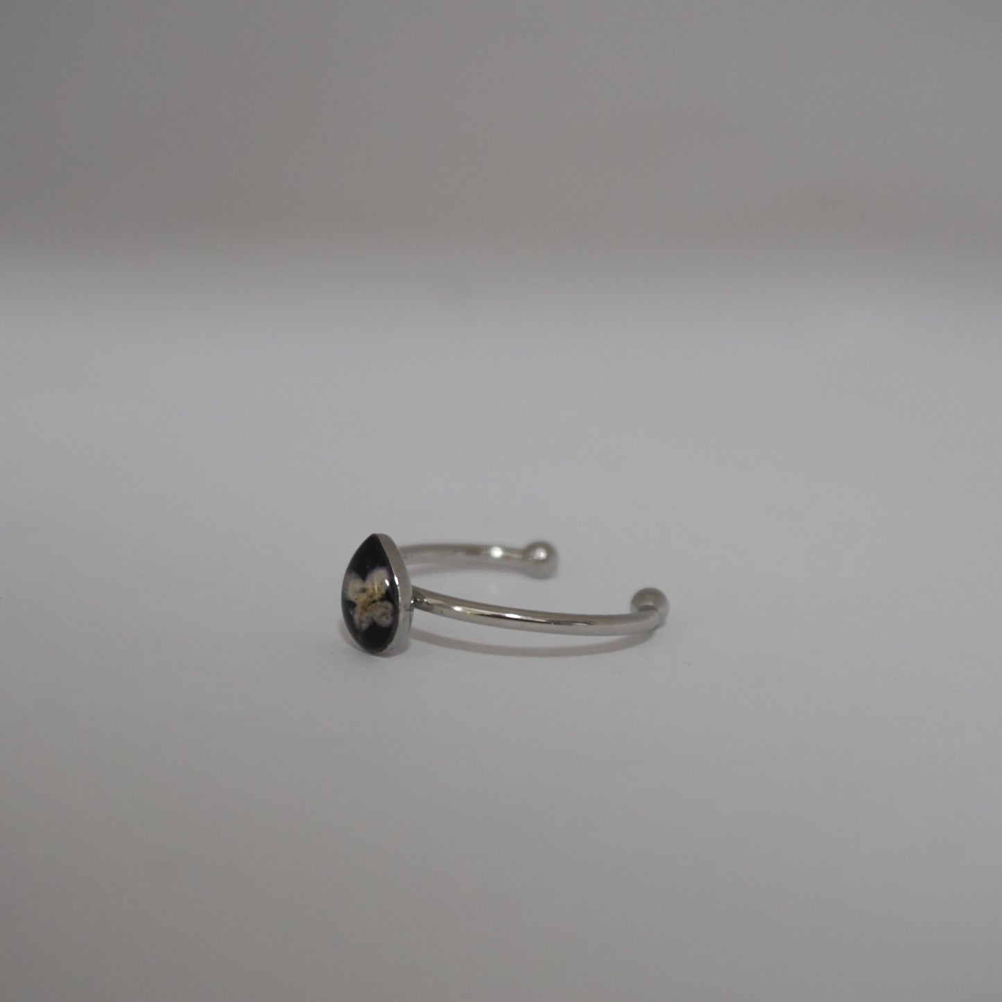 Anillo ajustable panalillo lila fondo negro