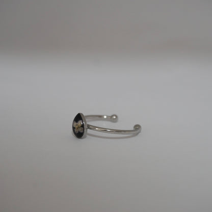 Anillo ajustable panalillo lila fondo negro