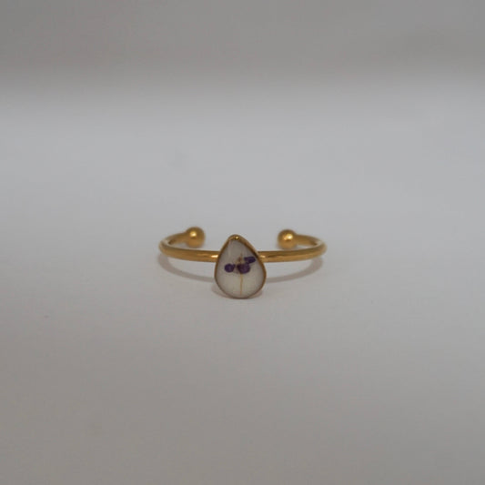 Anillo ajustable panalillo morado fondo blanco