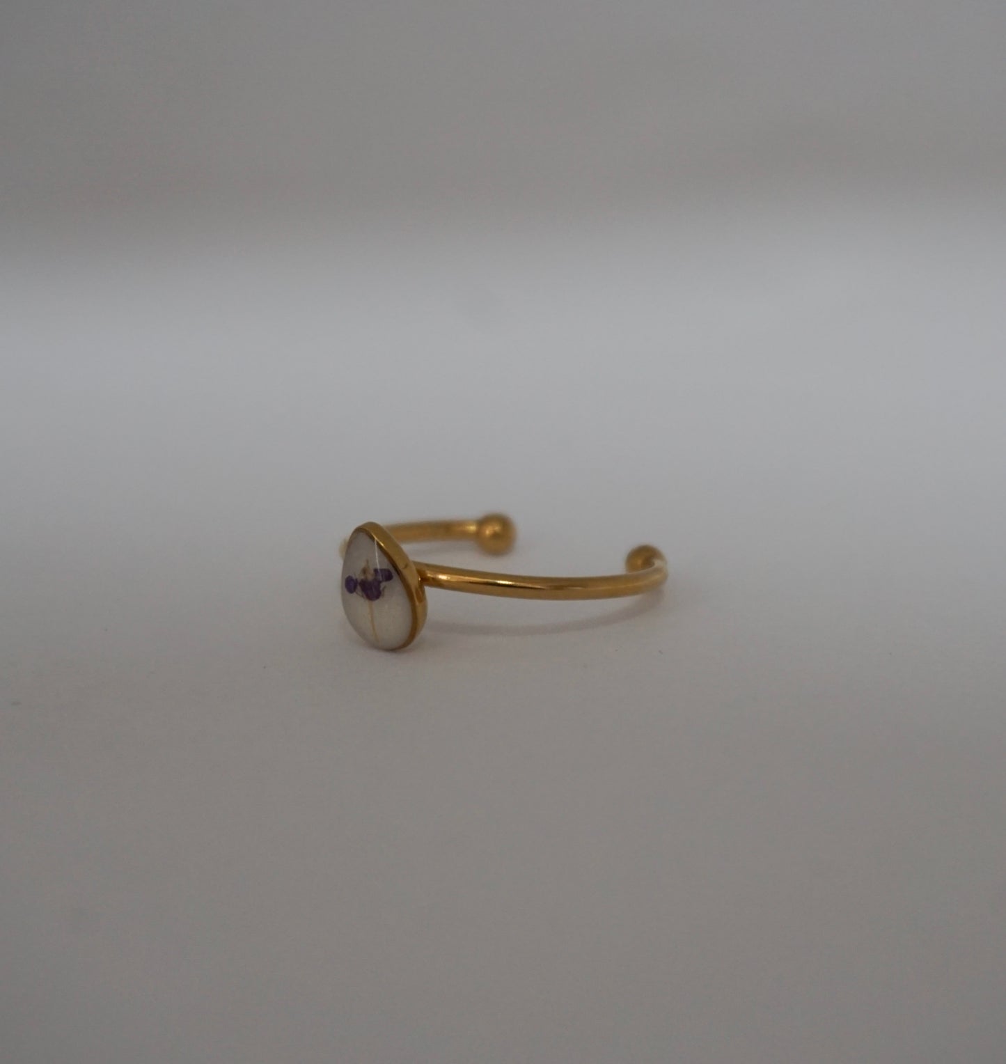 Anillo ajustable panalillo morado fondo blanco