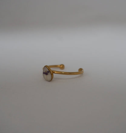 Anillo ajustable panalillo morado fondo blanco