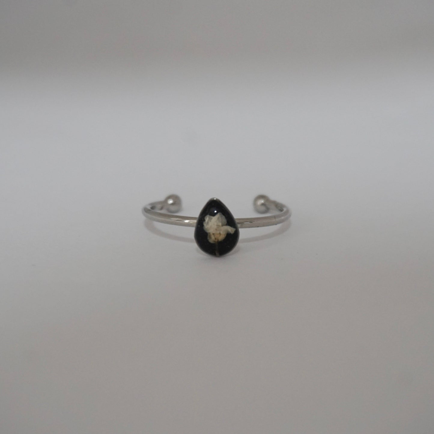 Anillo ajustable panalillo blanco fondo negro