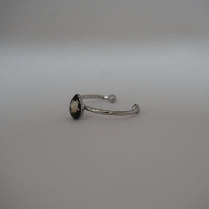 Anillo ajustable panalillo blanco fondo negro