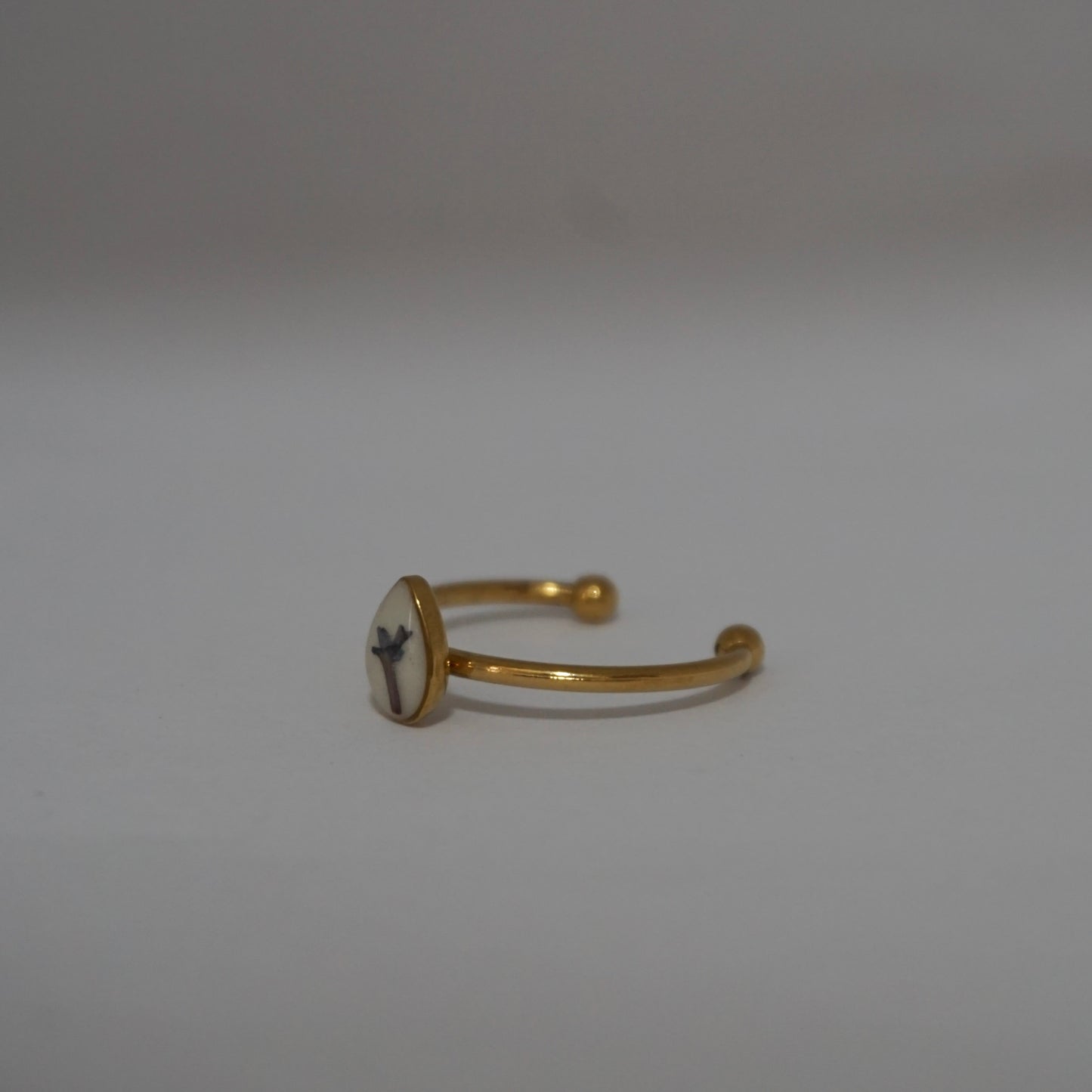 Anillo ajustable verbena fondo blanco