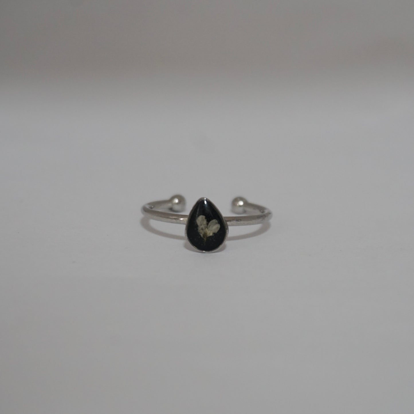 Anillo ajustable panalillo blanco fondo negro