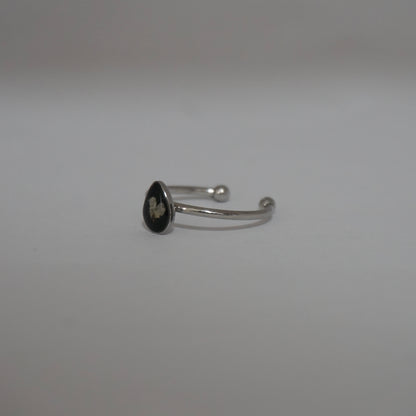 Anillo ajustable panalillo blanco fondo negro