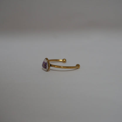 Anillo ajustable panalillo lila fondo blanco