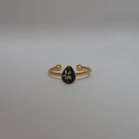Anillo ajustable flor silvestre fondo negro