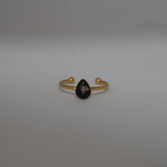 Anillo ajustable panalillo lila fondo negro