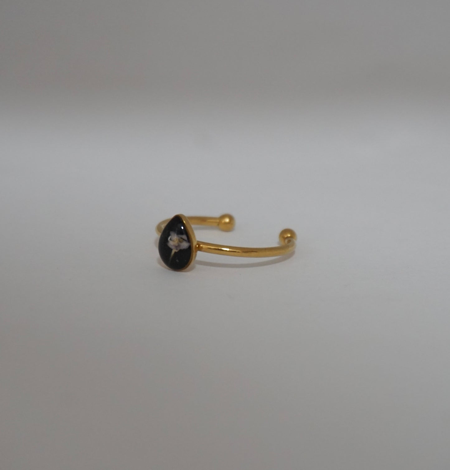 Anillo ajustable panalillo lila fondo negro