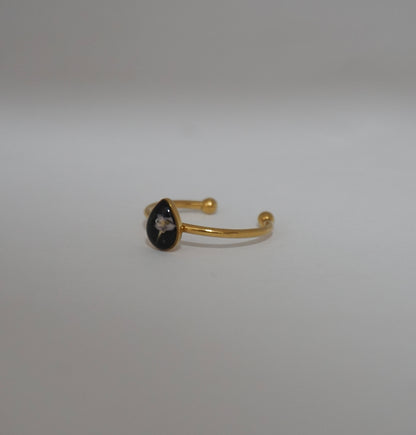 Anillo ajustable panalillo lila fondo negro
