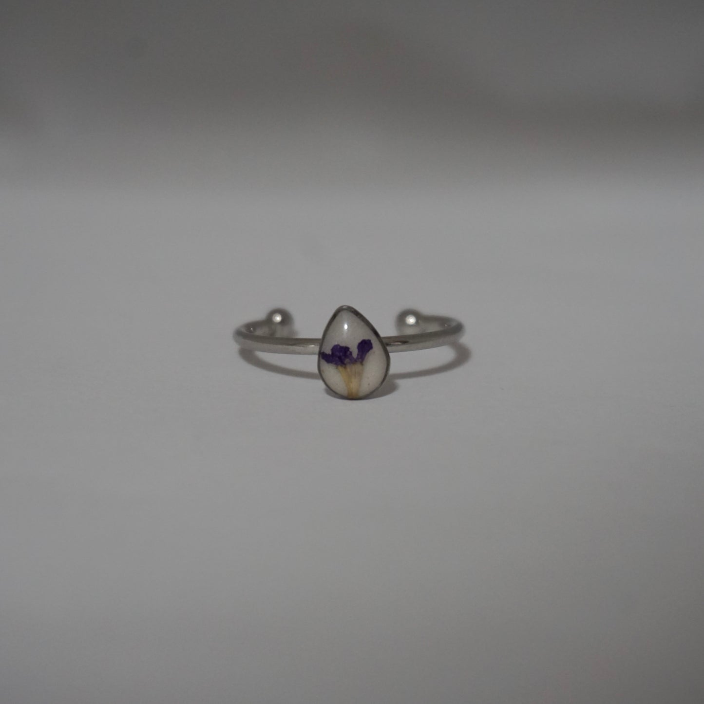 Anillo ajustable trueno de venus fondo blanco