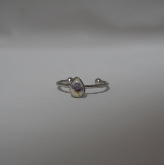 Anillo ajustable panalillo lila fondo blanco