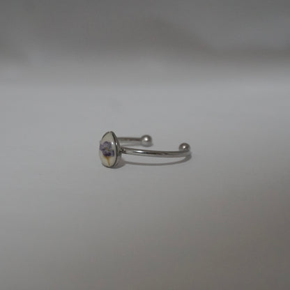 Anillo ajustable panalillo lila fondo blanco
