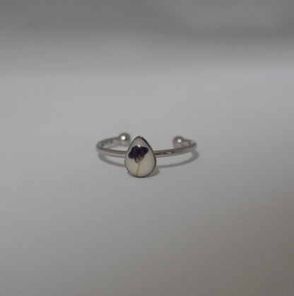 Anillo ajustable panalillo morado fondo blanco