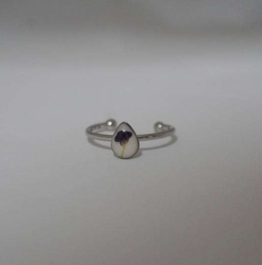 Anillo ajustable panalillo morado fondo blanco