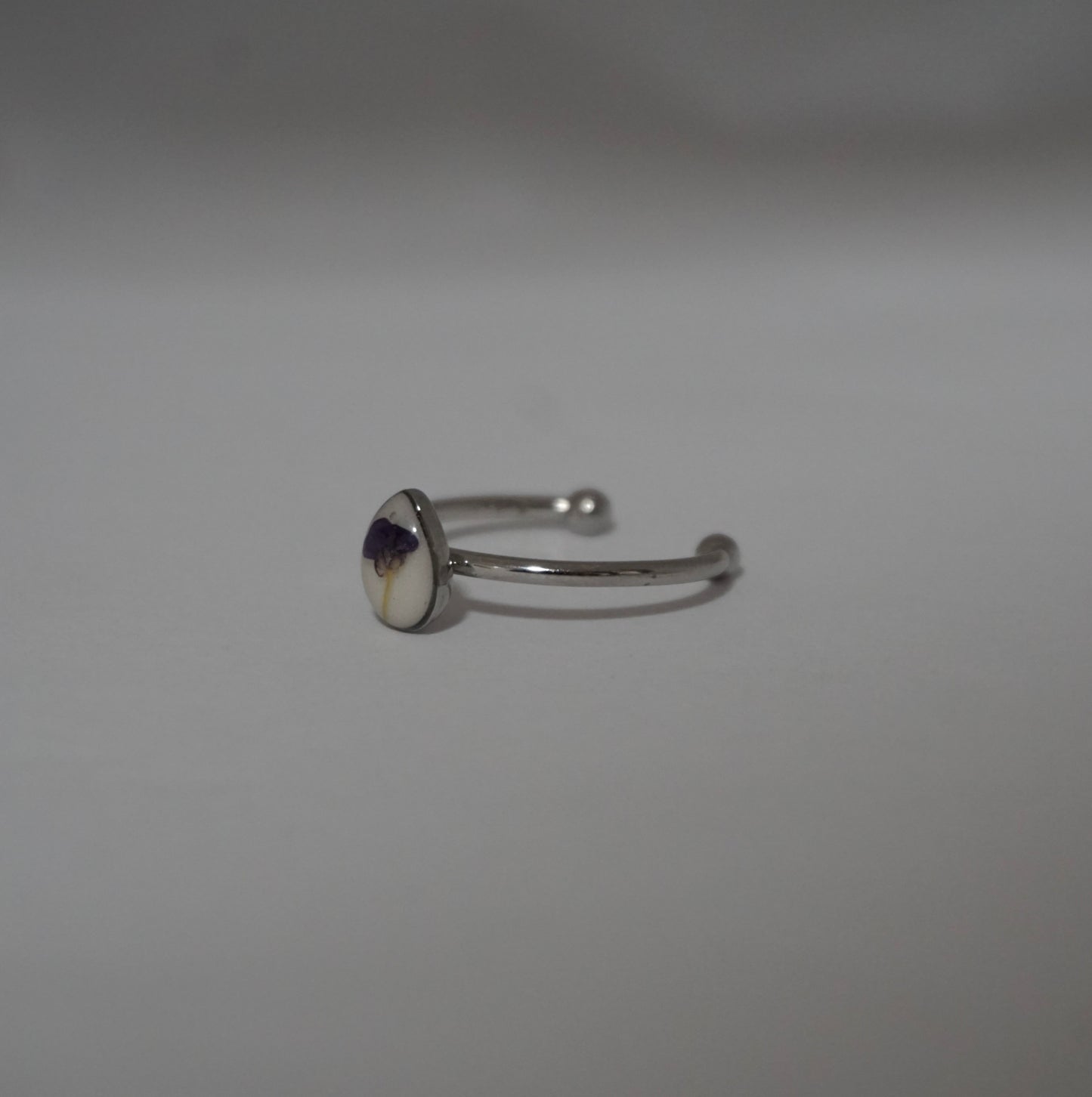 Anillo ajustable panalillo morado fondo blanco