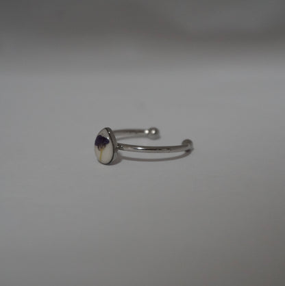 Anillo ajustable panalillo morado fondo blanco