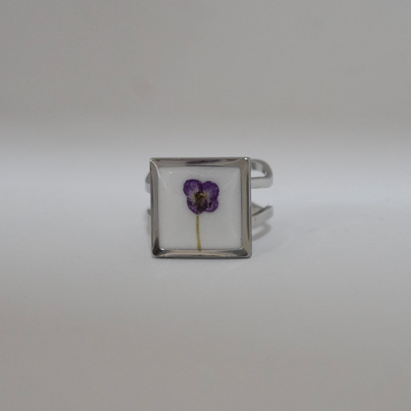 Anillo ajustable panalillo morado fondo blanco
