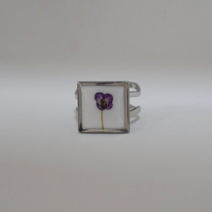 Anillo ajustable panalillo morado fondo blanco
