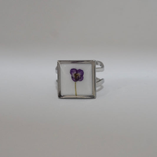 Anillo ajustable panalillo morado fondo blanco
