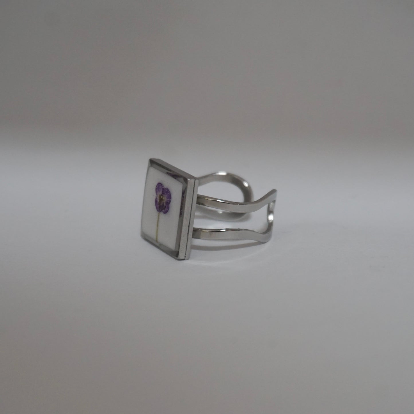 Anillo ajustable panalillo morado fondo blanco