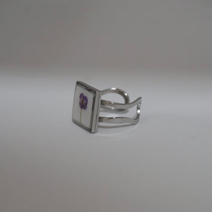 Anillo ajustable panalillo morado fondo blanco
