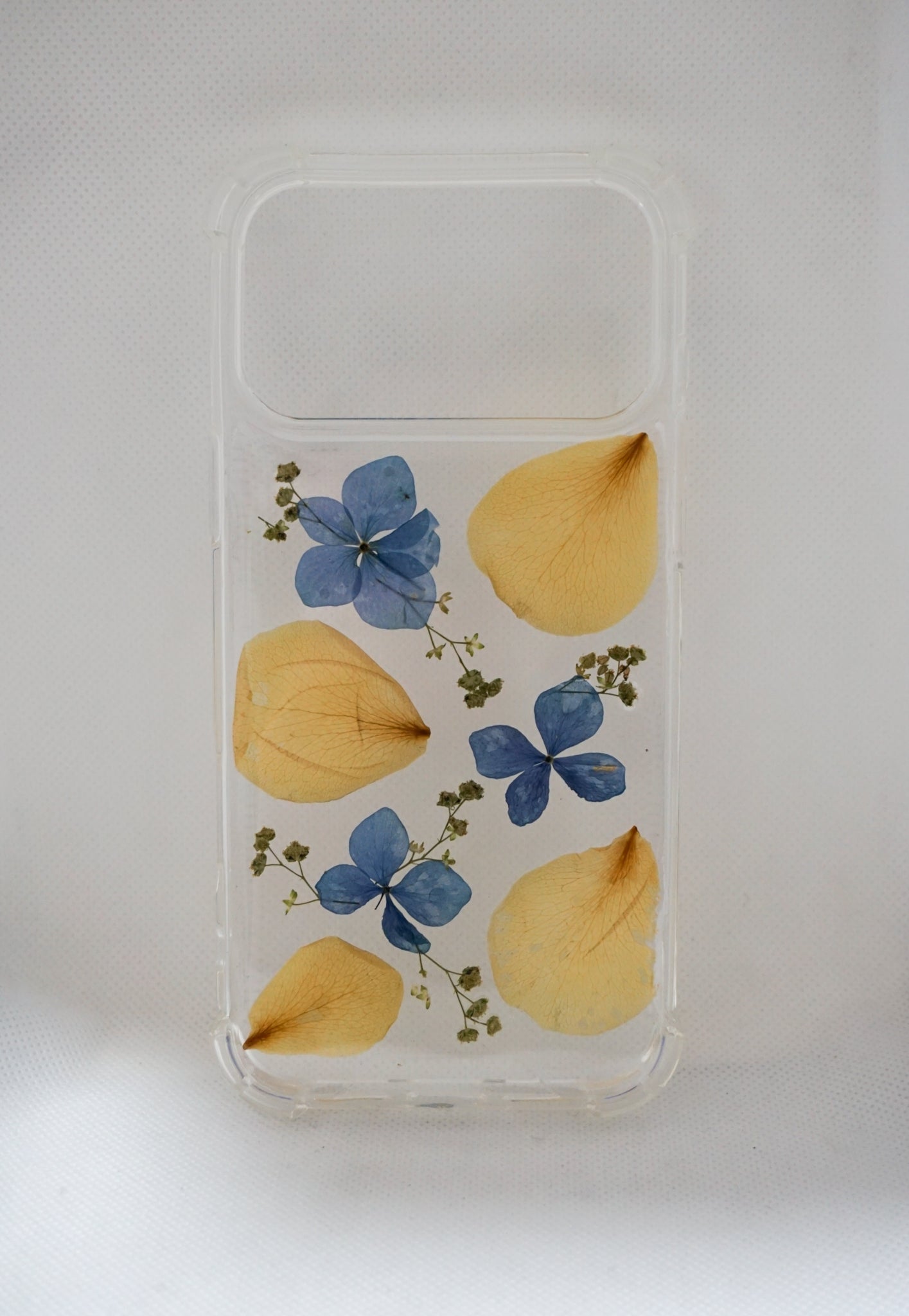 iPhone 17 Pro Max Hortensias y pétalos de rosa amarillos