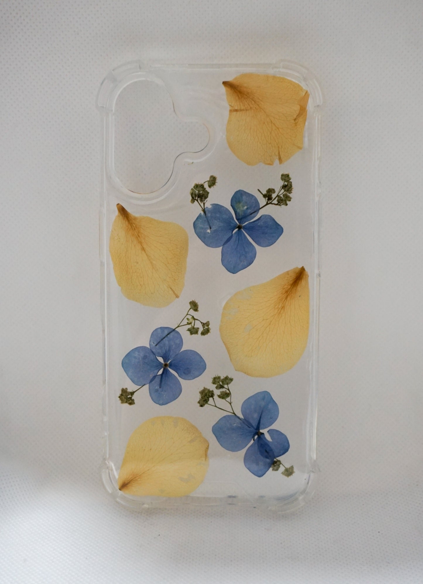 iPhone 17 Hortensias y pétalos de rosa amarillos