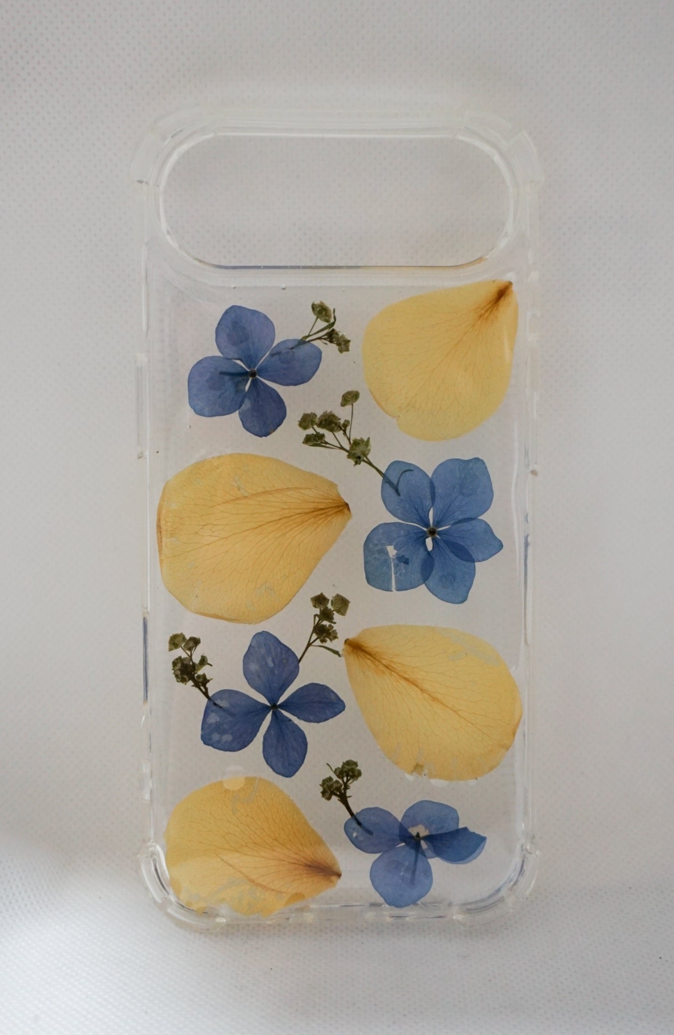 iPhone 17 Air Hortensias y pétalos de rosa amarillos