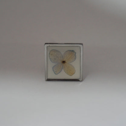 Anillo ajustable hortensia fondo blanco