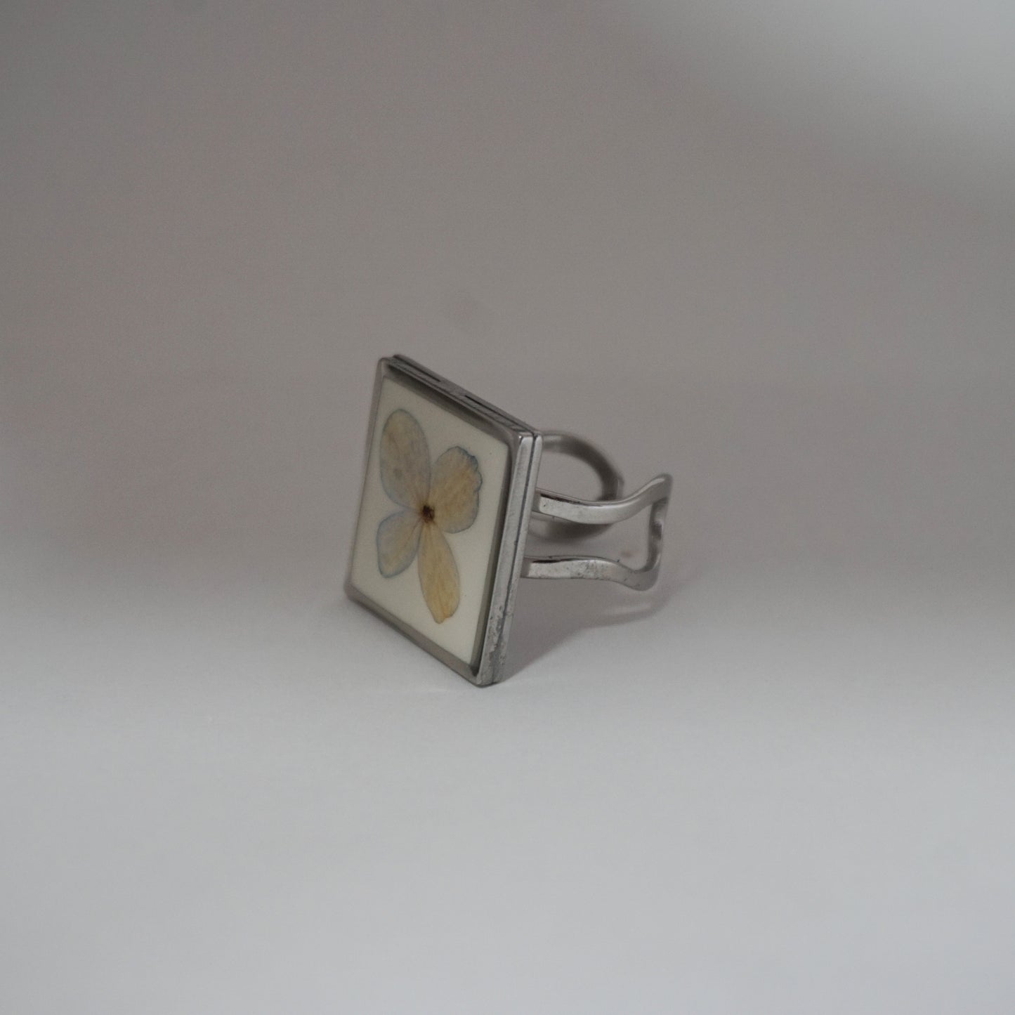 Anillo ajustable hortensia fondo blanco