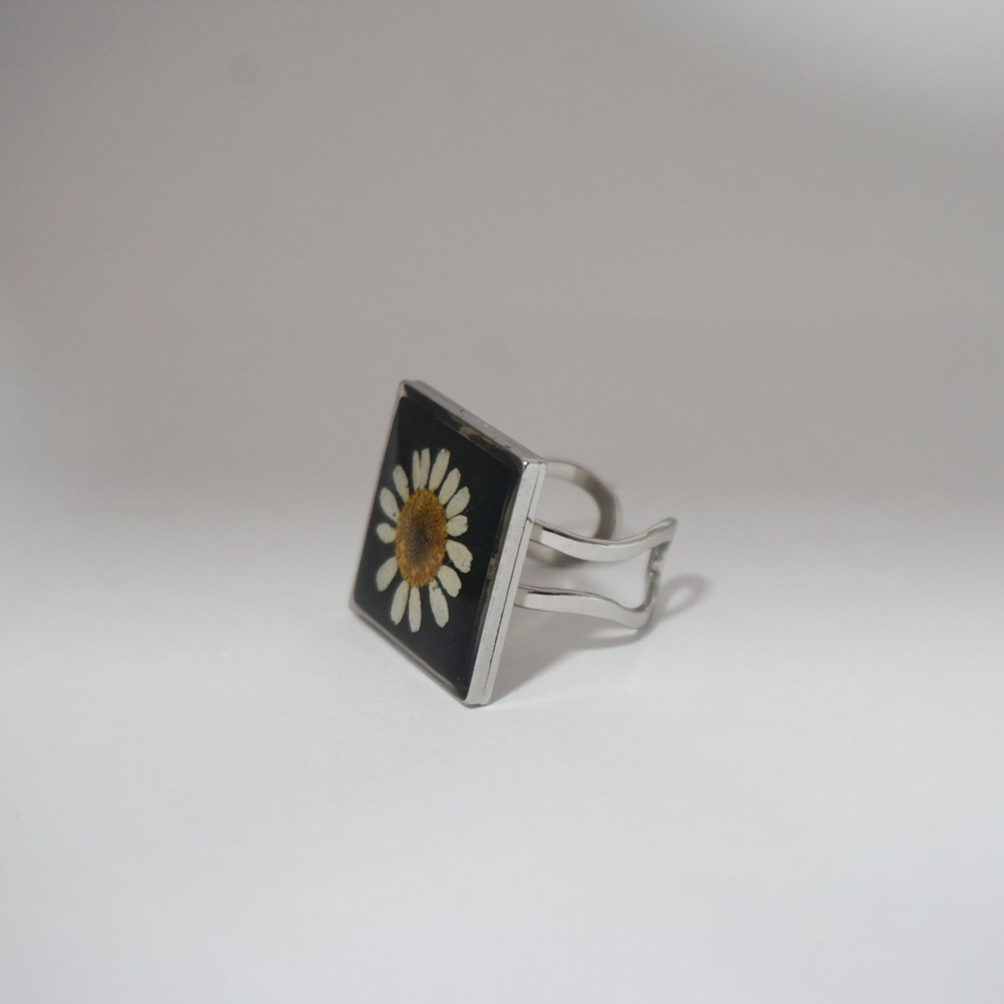 Anillo ajustable Hierba de Santa María fondo negro