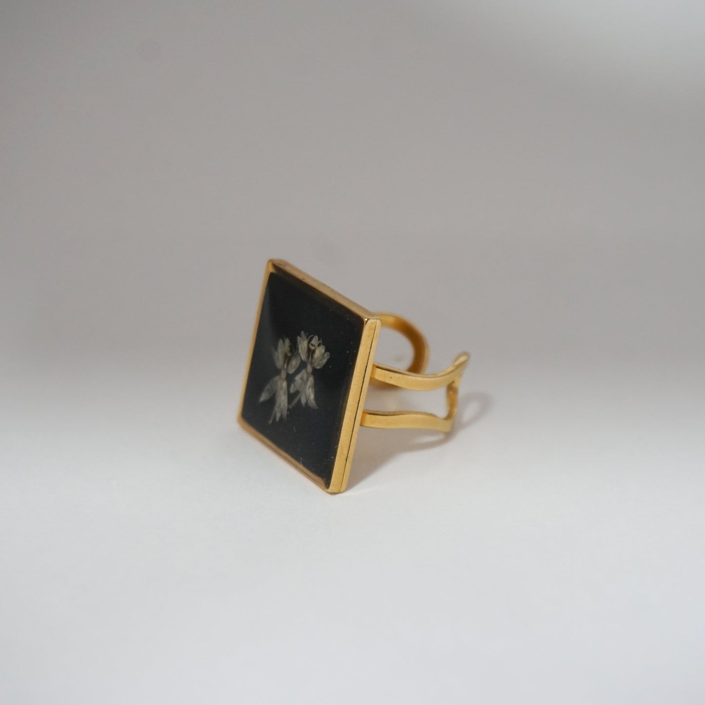 Anillo ajustable algodoncillo fondo negro