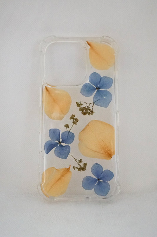 iPhone 16 Pro Hortensias y pétalos de rosa amarillos