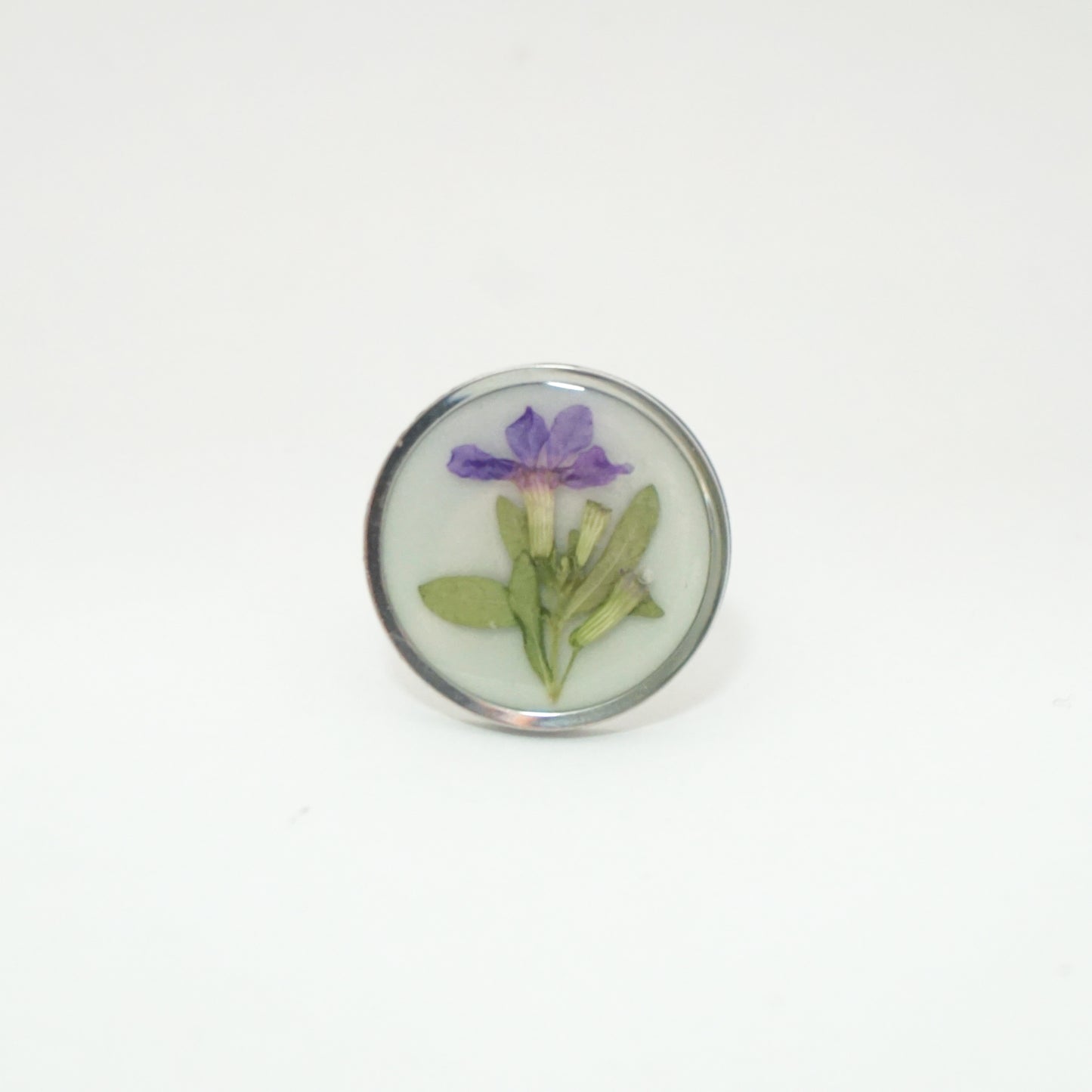 Anillo ajustable trueno de venus fondo blanco