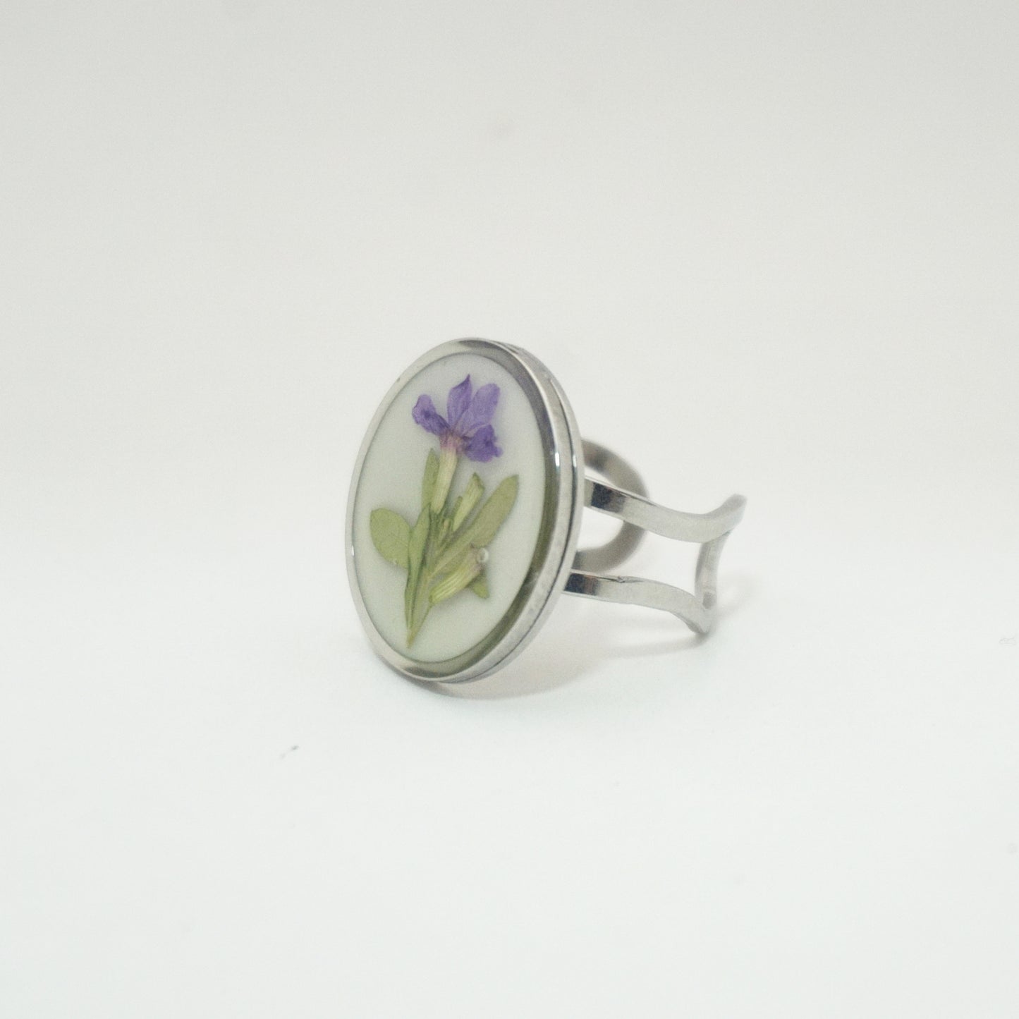 Anillo ajustable trueno de venus fondo blanco