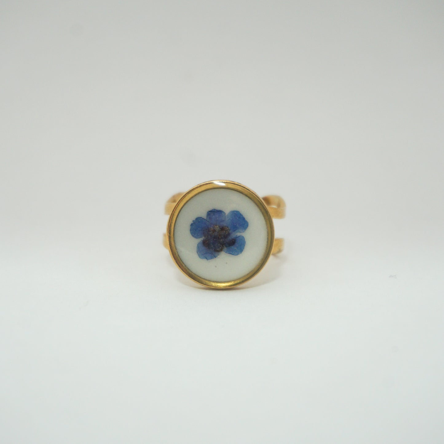 Anillo ajustable Nomeolvides fondo blanco