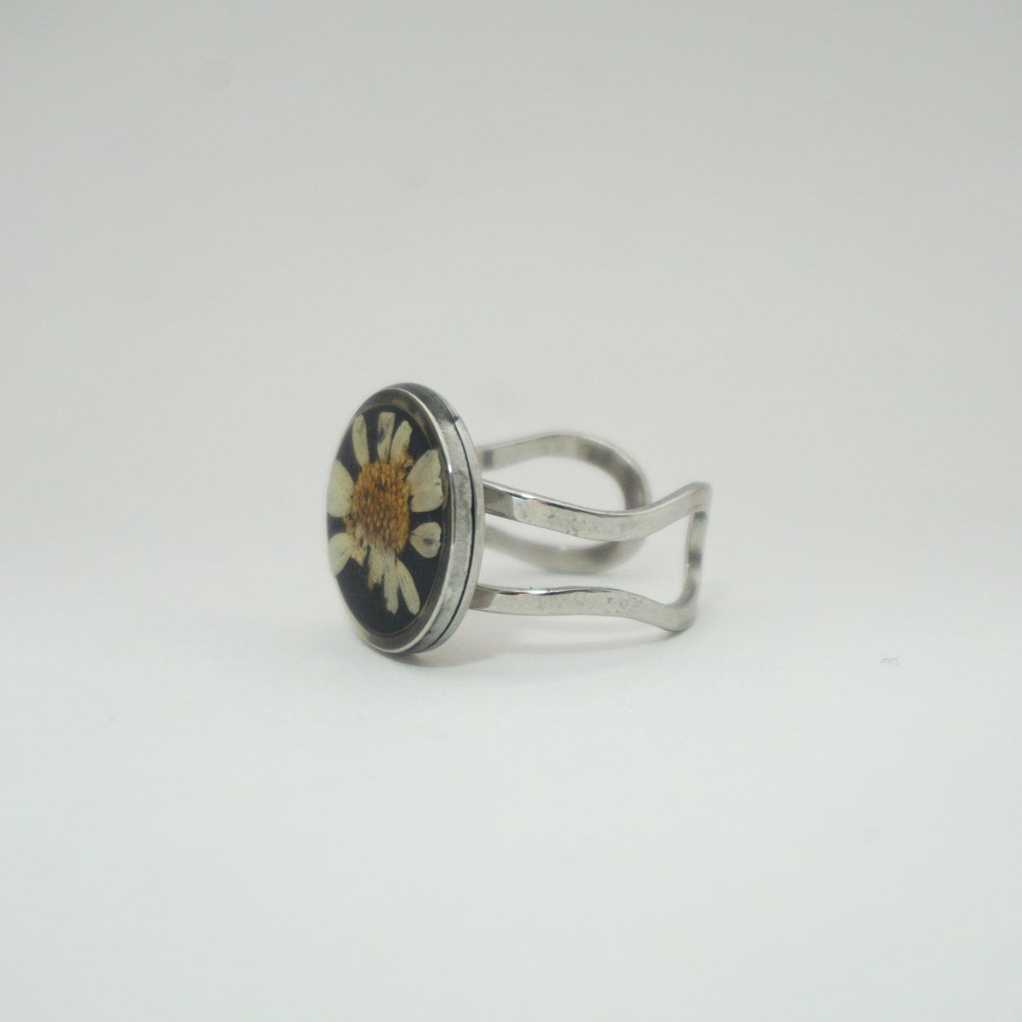 Anillo ajustable hierba de Santa María fondo negro