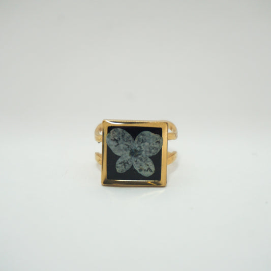 Anillo ajustable hortensia fondo negro