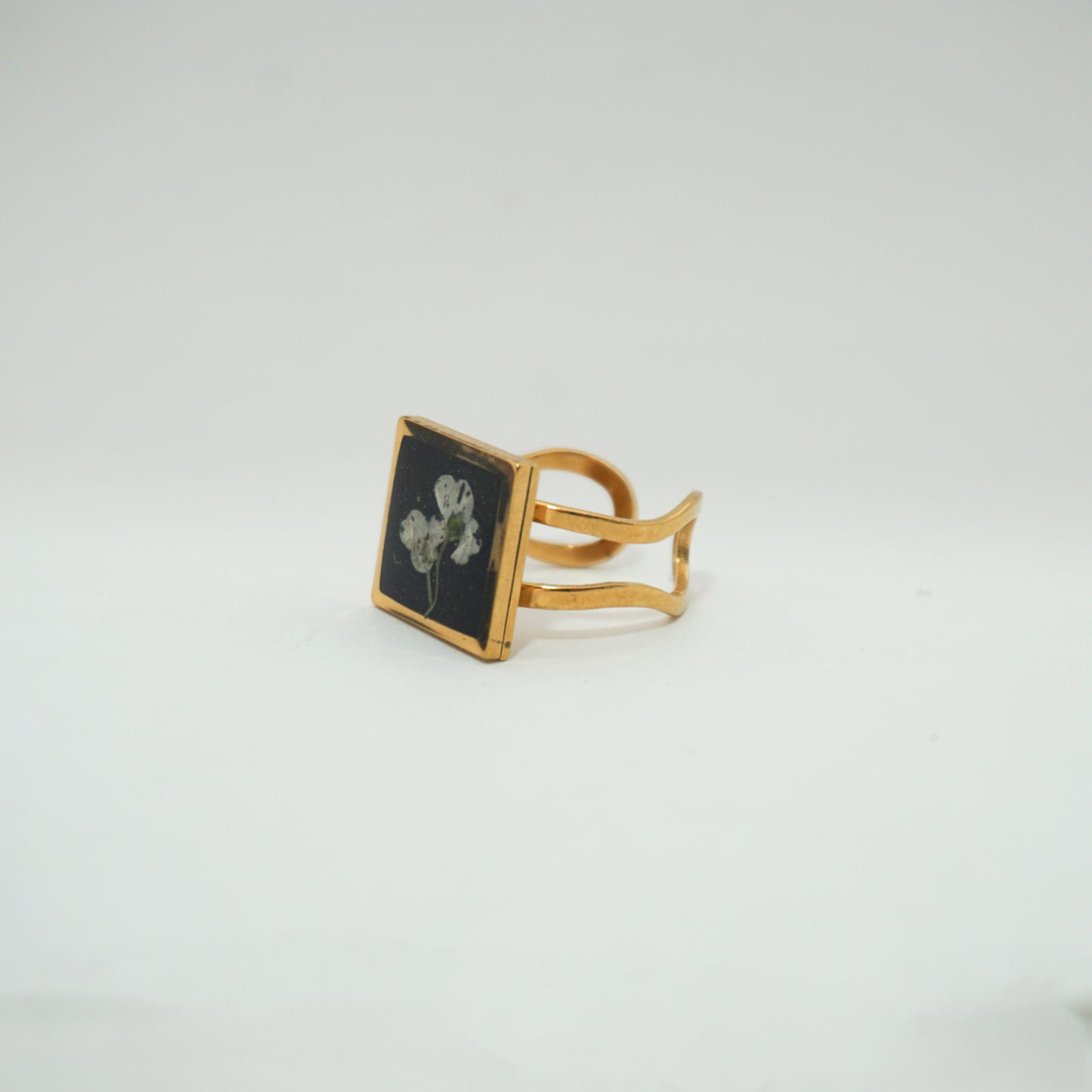Anillo ajustable panalillo blanco fondo negro