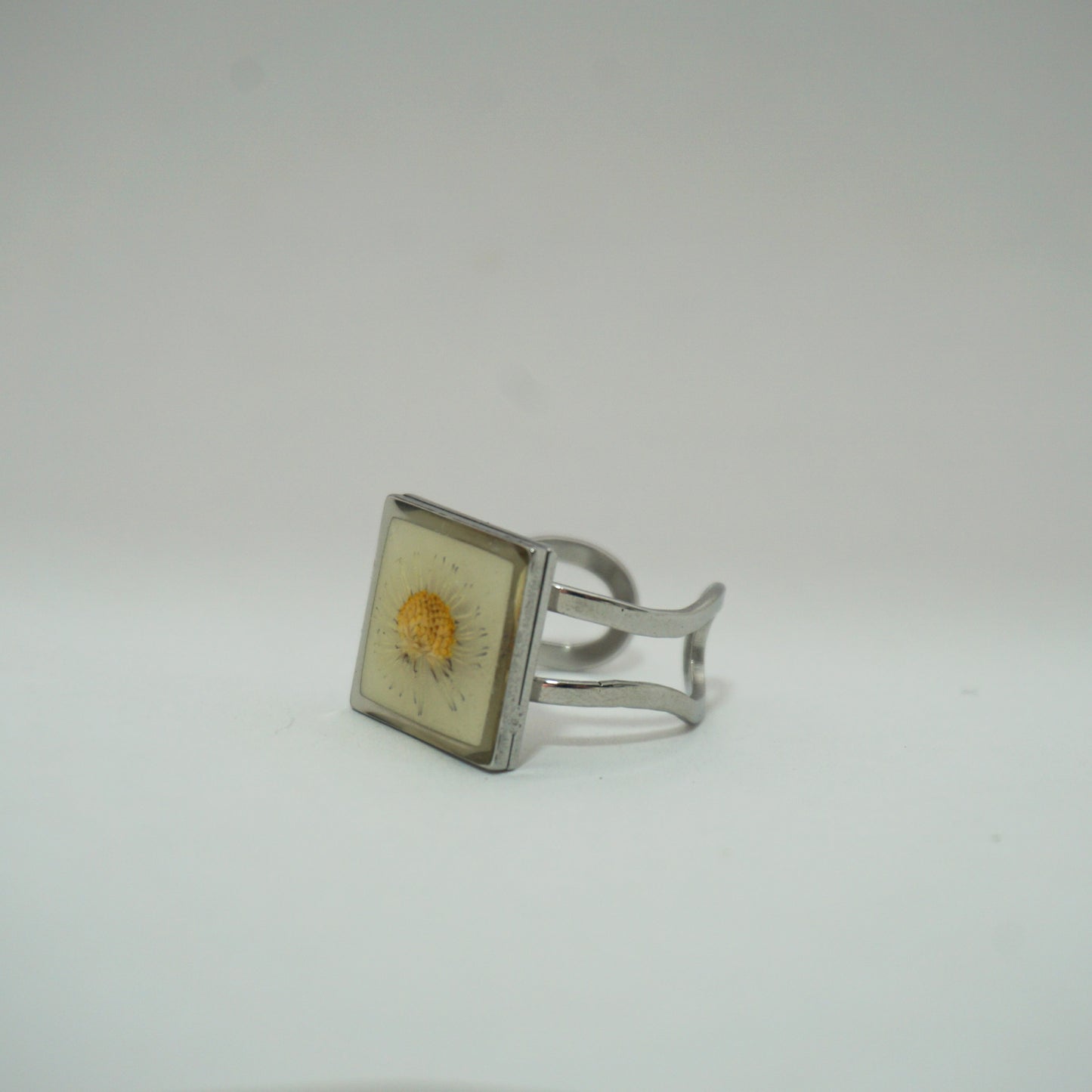 Anillo ajustable margarita fondo blanco