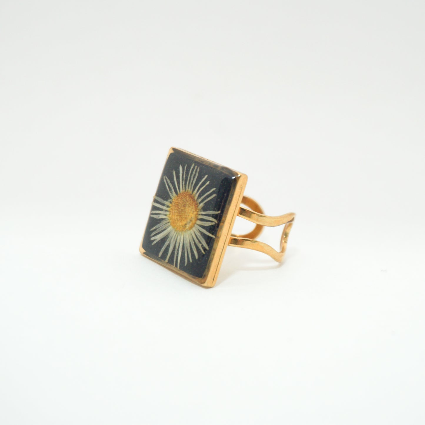 Anillo ajustable fondo negro margarita