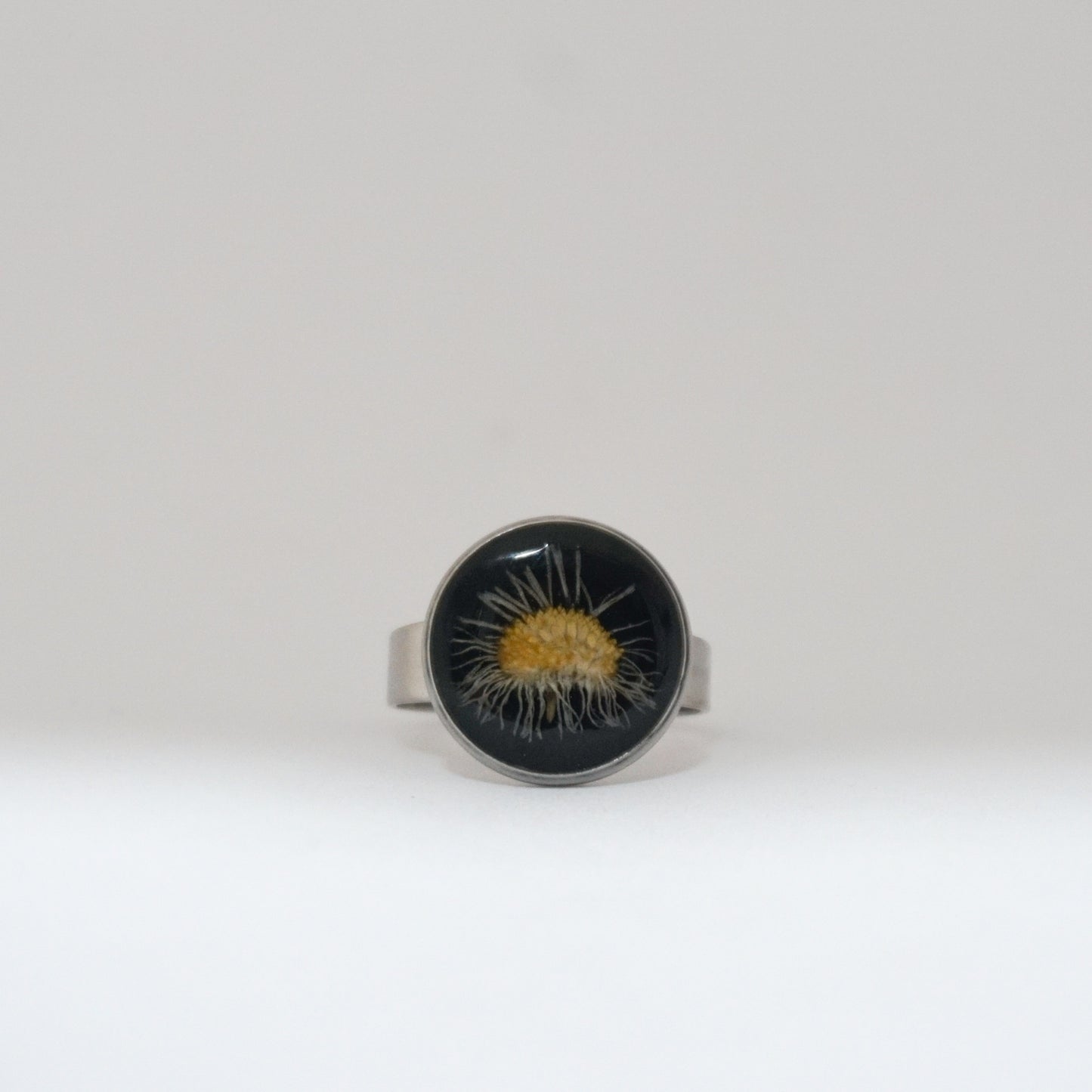 Anillo ajustable margarita fondo negro