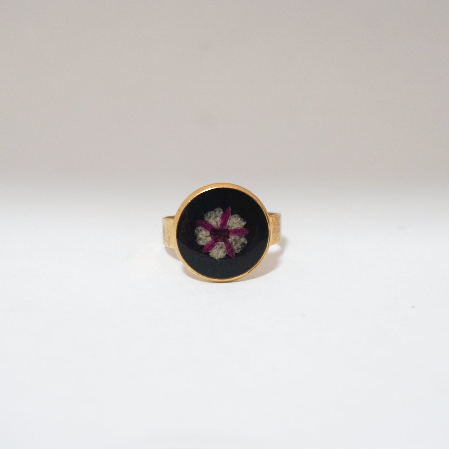 Anillo ajustable bugambilia fondo negro