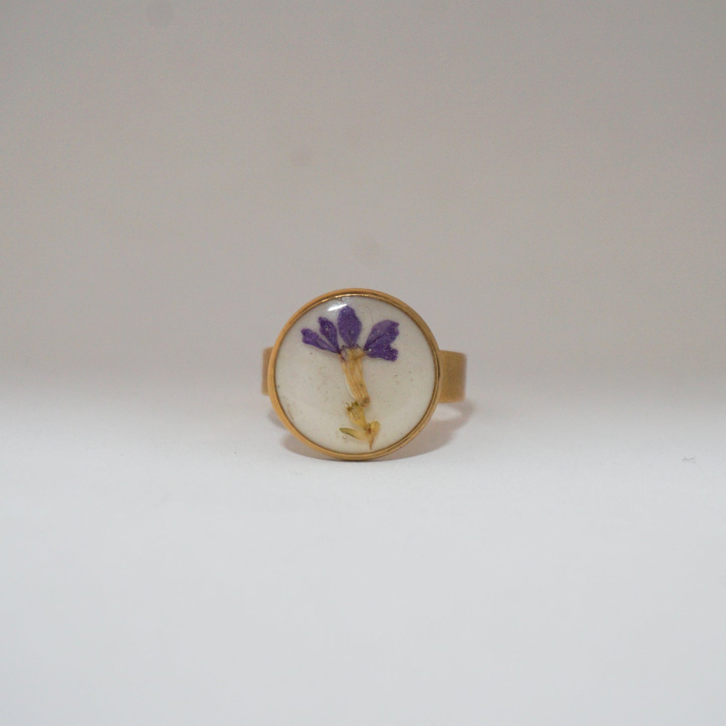 Anillo ajustable trueno de venus fondo blanco