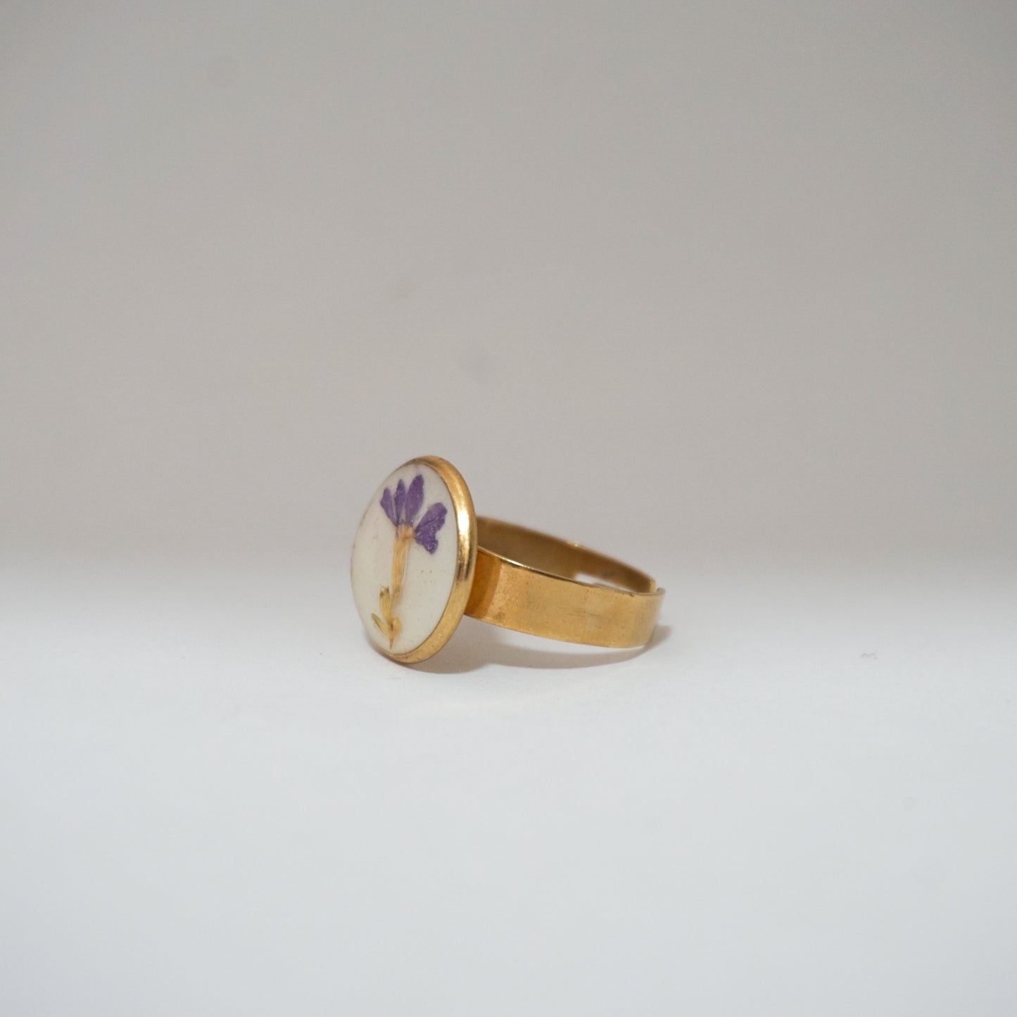 Anillo ajustable trueno de venus fondo blanco