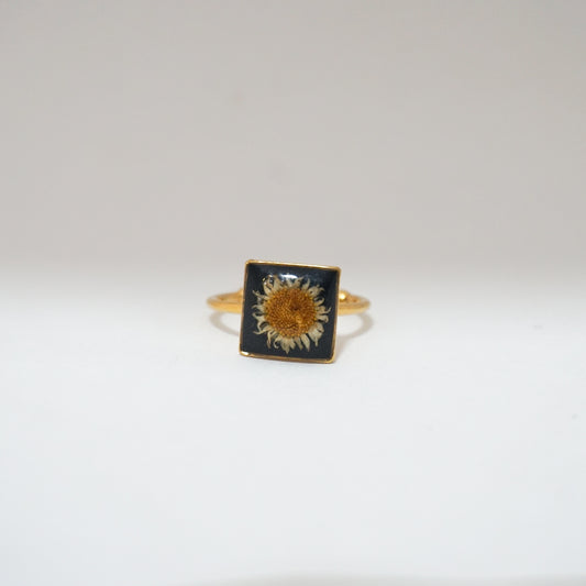 Anillo ajustable margarita fondo negro